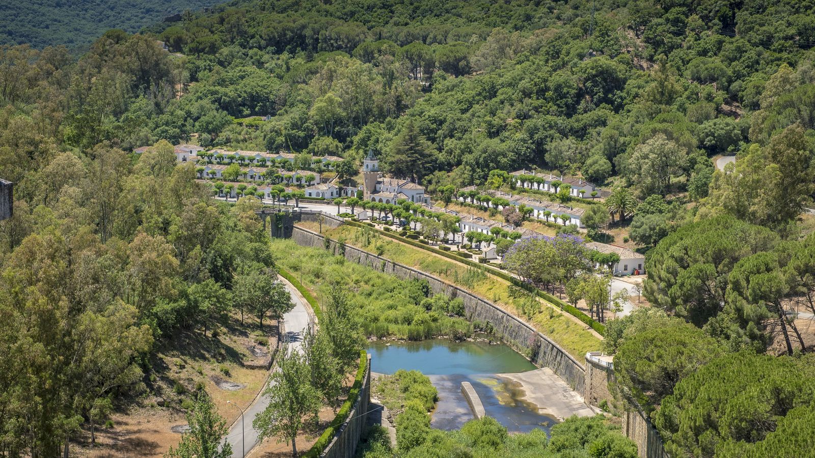 Foto de archivo con una panorámica del poblado del pantano de los Hurones desde la presa.