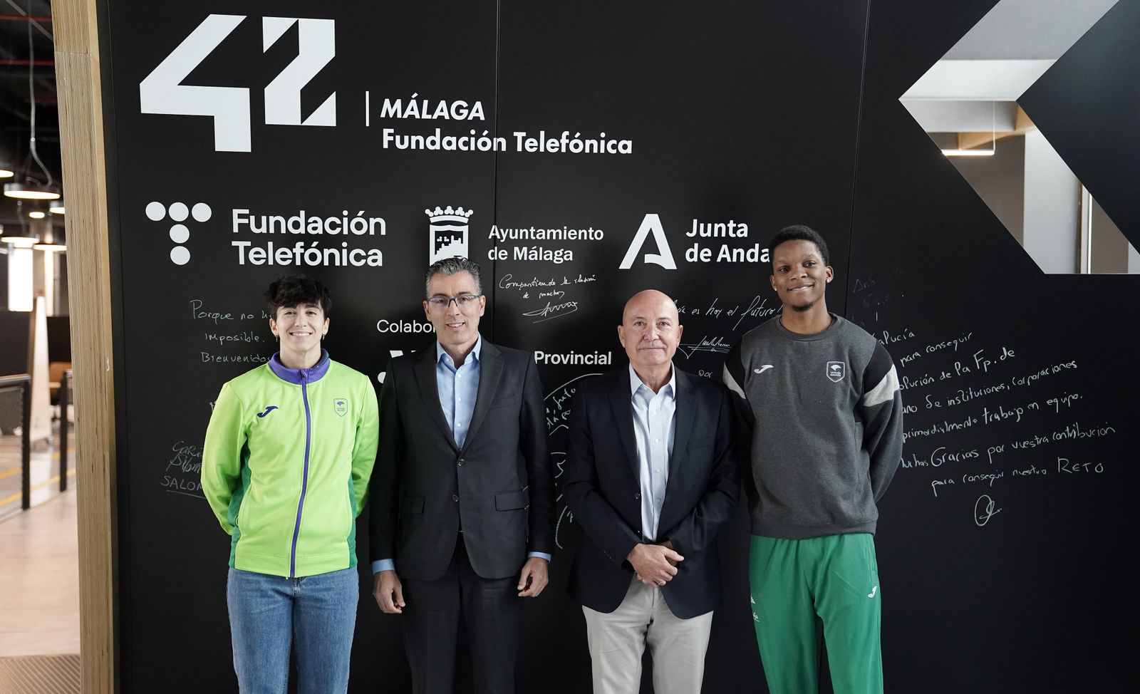 De izquierda a derecha: La jugadora Salomé García, el director del Territorio Sur de Telefónica España, Joaquín Segovia; el presidente de Unicaja Baloncesto, Antonio Jesús López Nieto, y el jugador Tyson Carter, en la sede de ‘42 Málaga’.