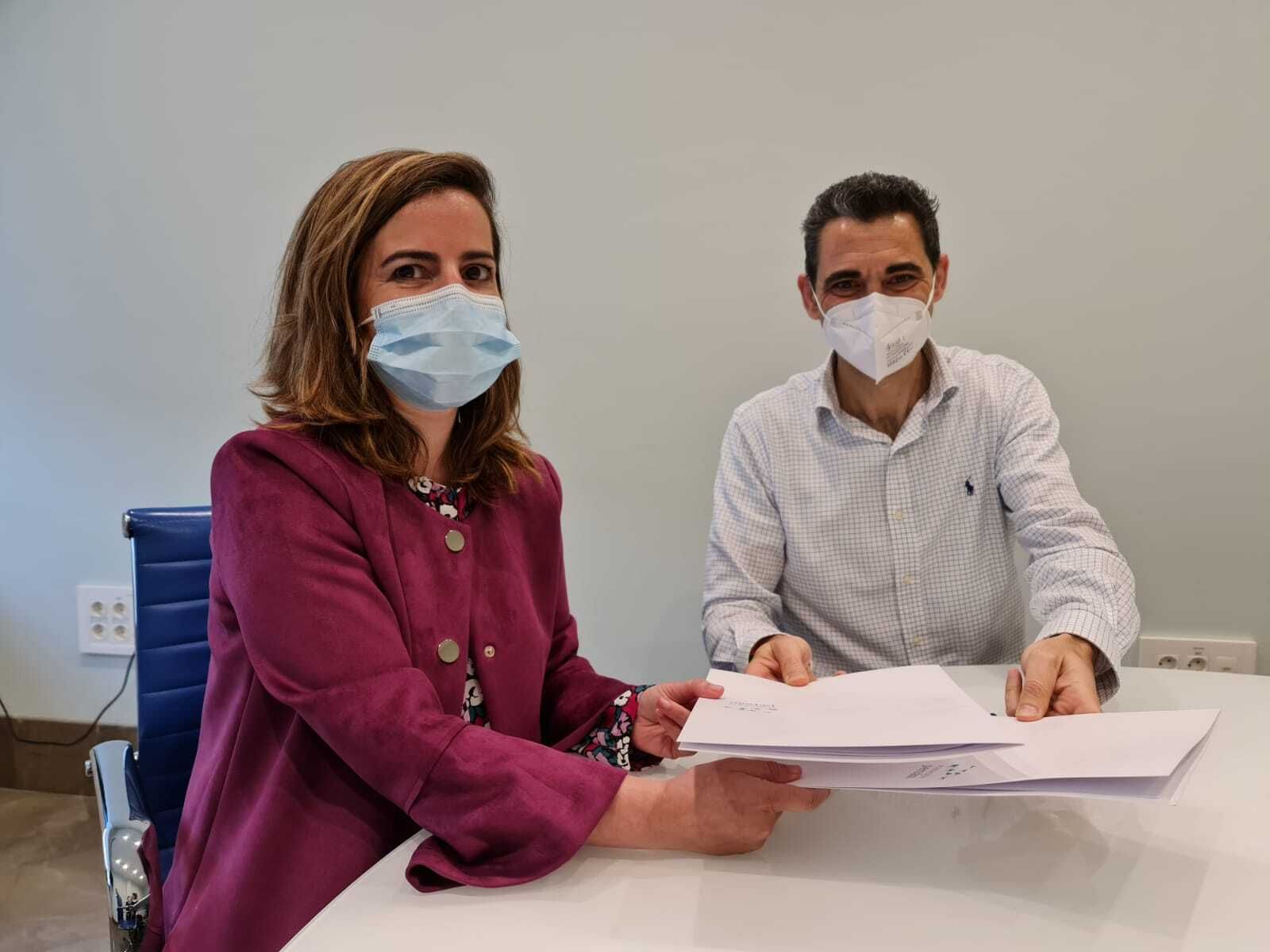 Ortiz y Castro durante la firma del acuerdo entre ambas entidades.