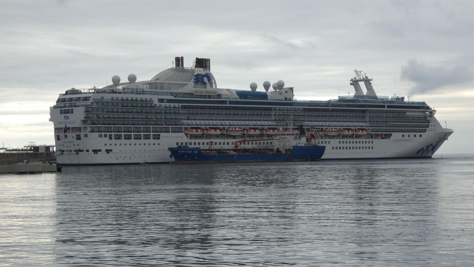 Operación de repostaje de combustible del 'Island Princess'
