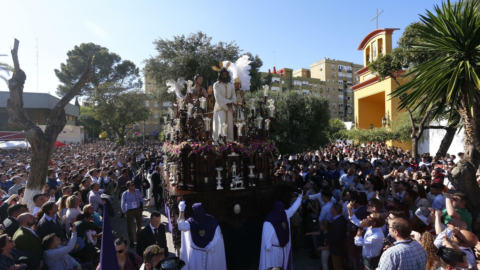 El misterio de Pino Montano tras salir de su parroquia.