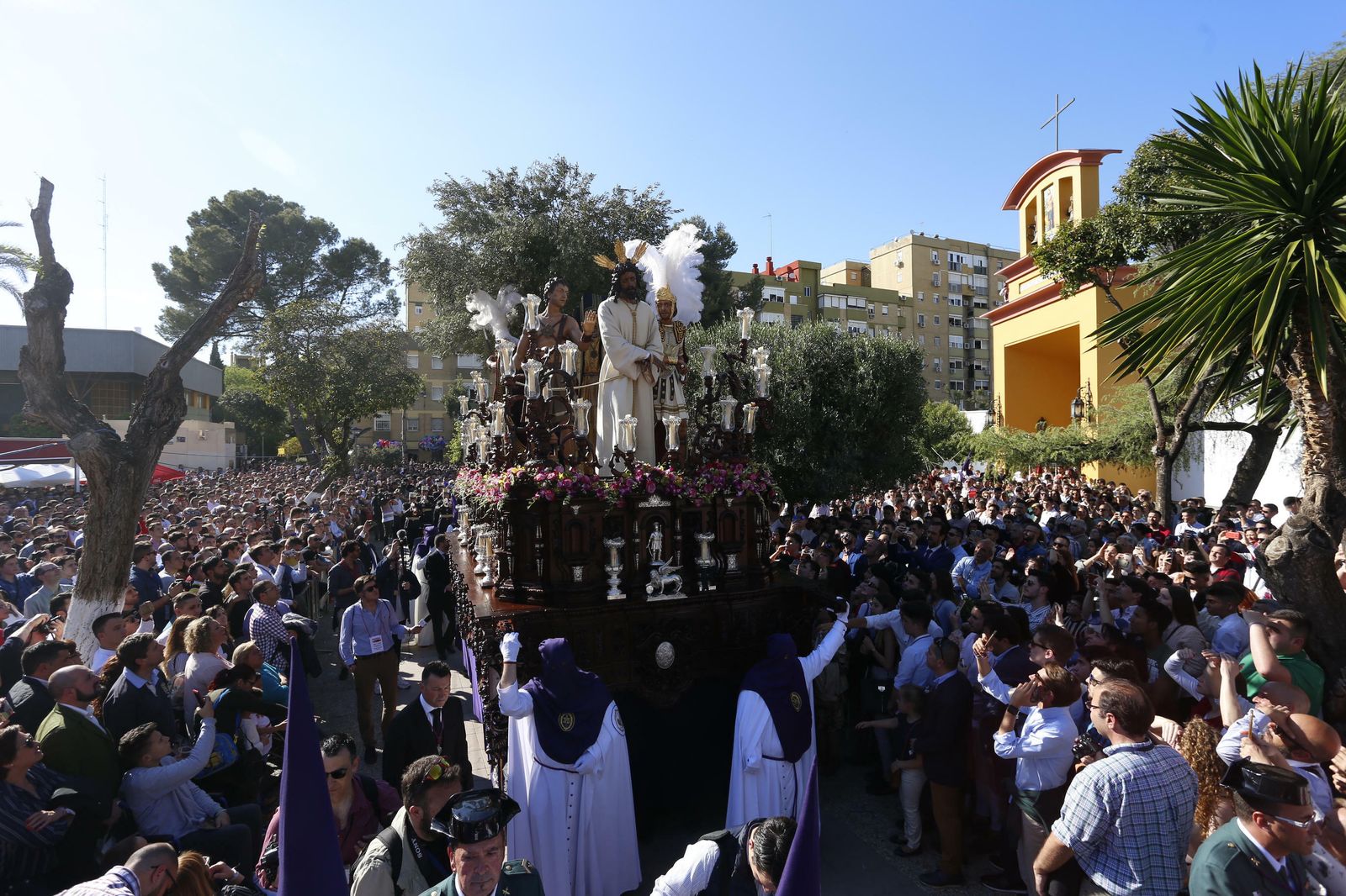 El misterio de Pino Montano tras salir de su parroquia.
