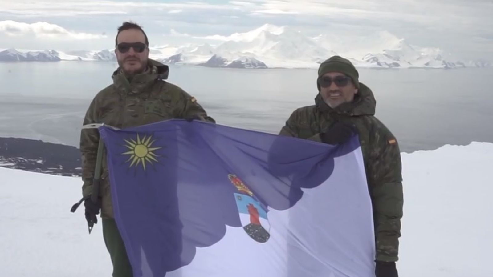 La bandera de Roquetas de Mar conquista el Pond, el monte más elevado de la isla Decepción