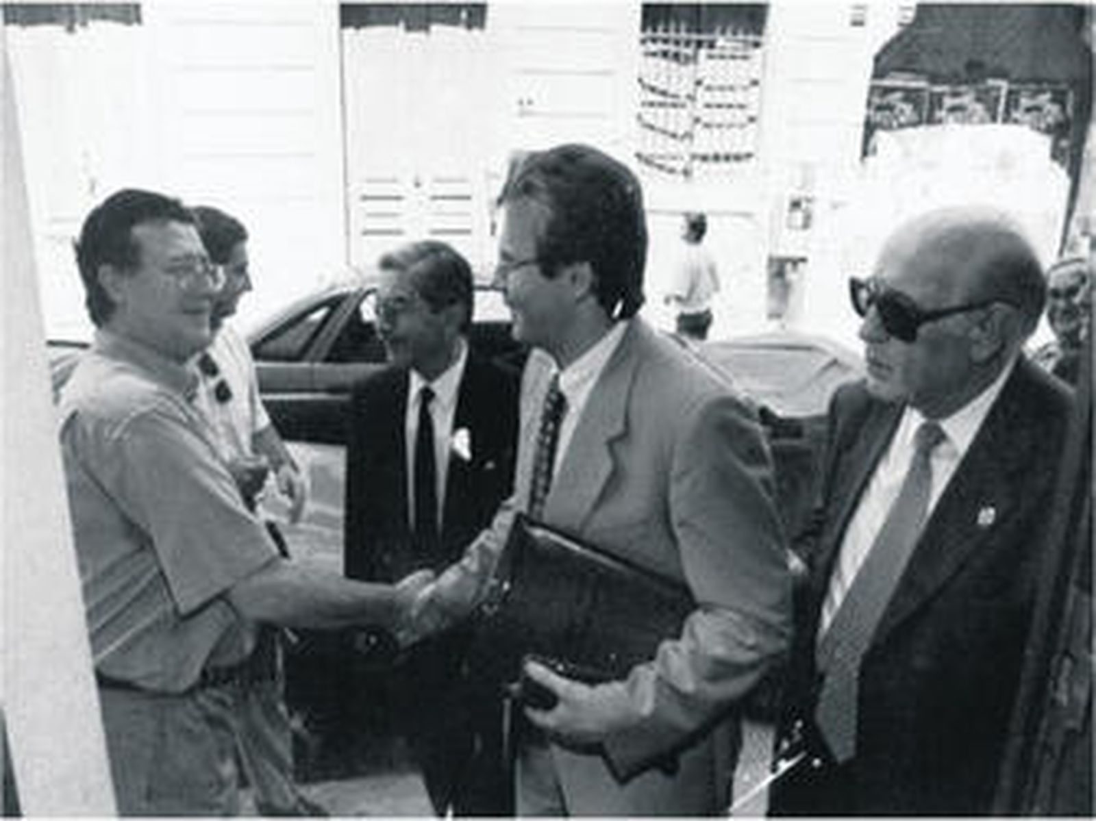 El juez saluda al autor, José Ángel Pérez, en presencia del fiscal Juan Bautista Parra.