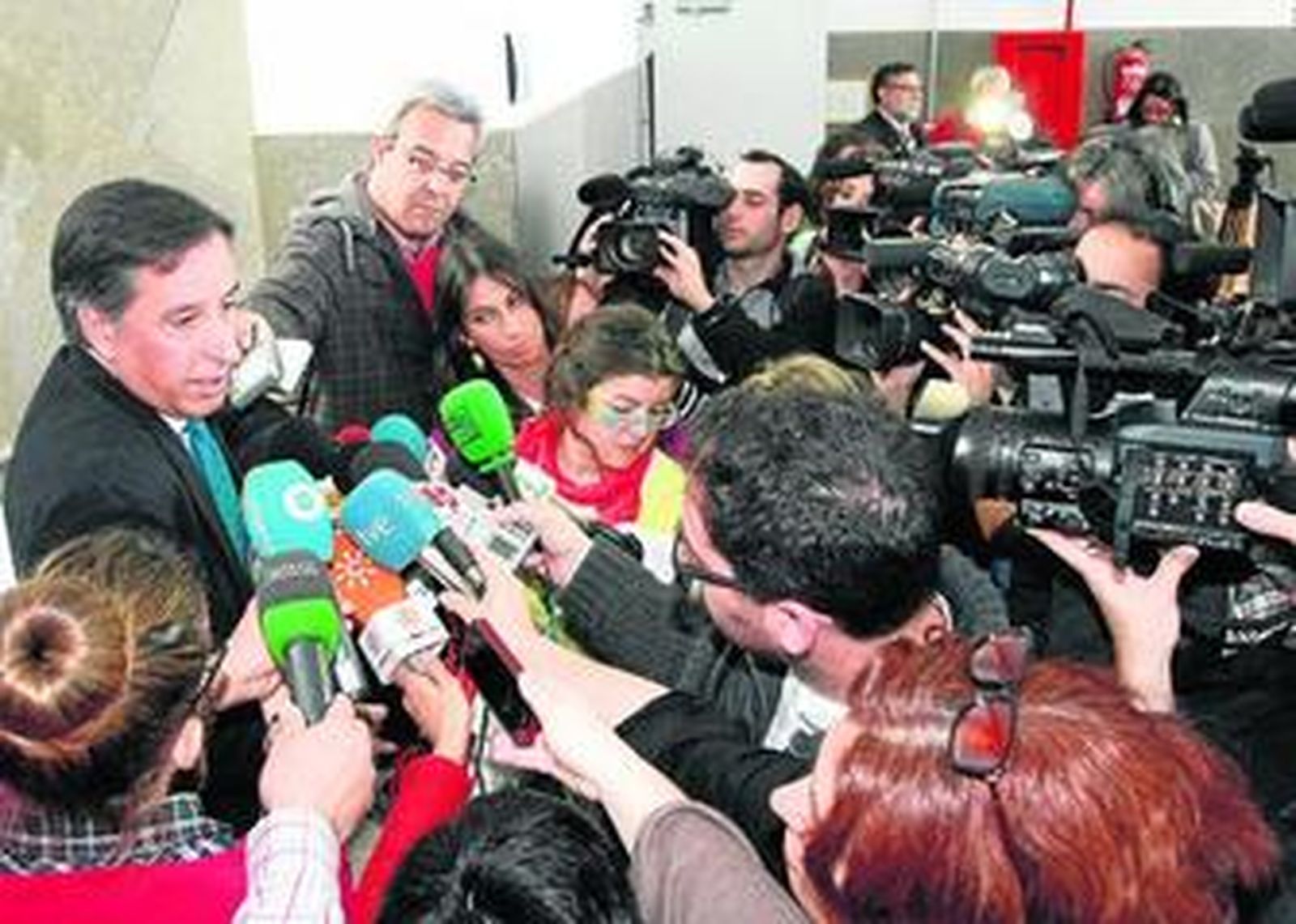 La prensa, pendiente de las declaraciones del fiscal del caso, Alfredo Flores.