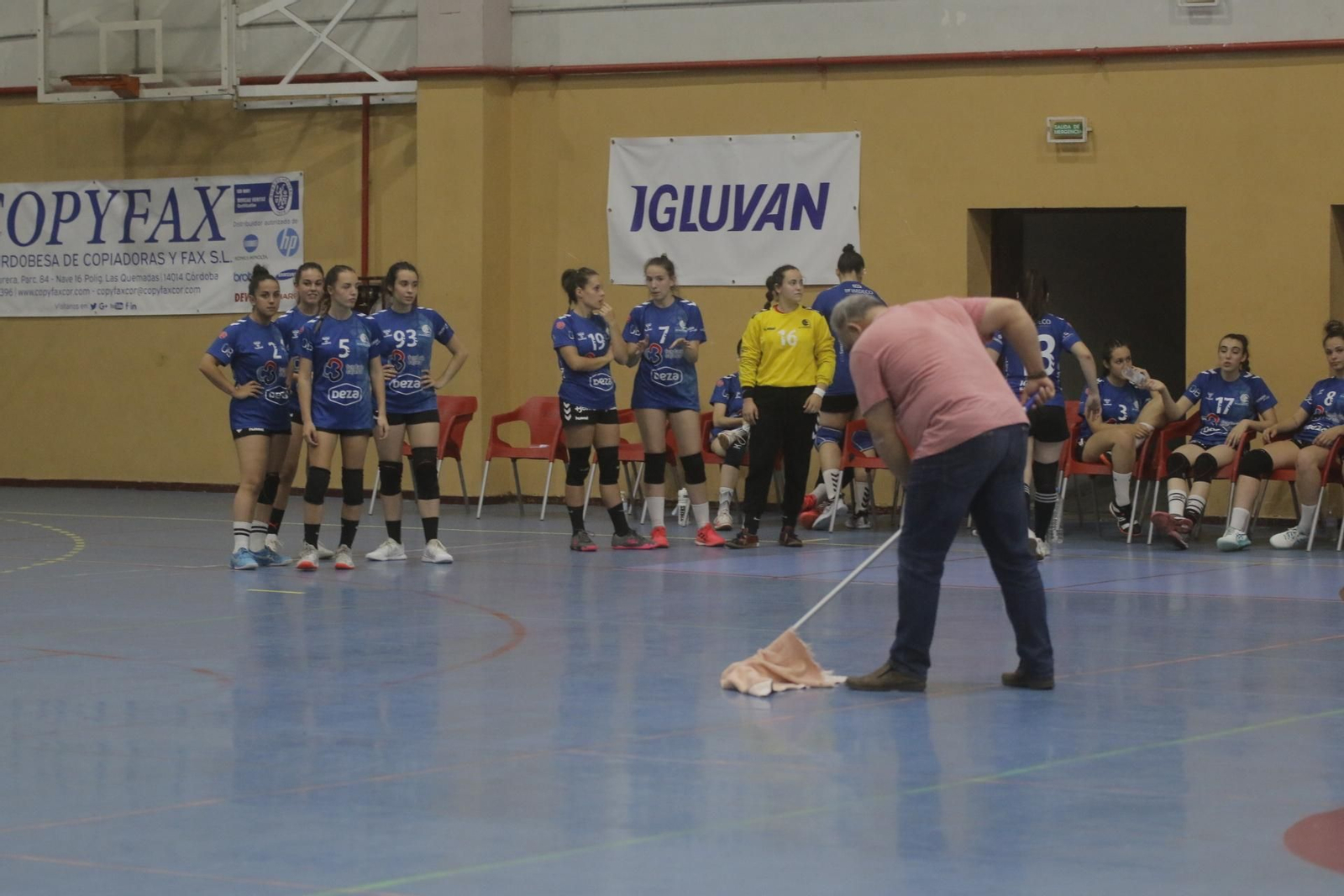 Las jugadoras del Deza Córdoba observan como secan la pista de Fátima.
