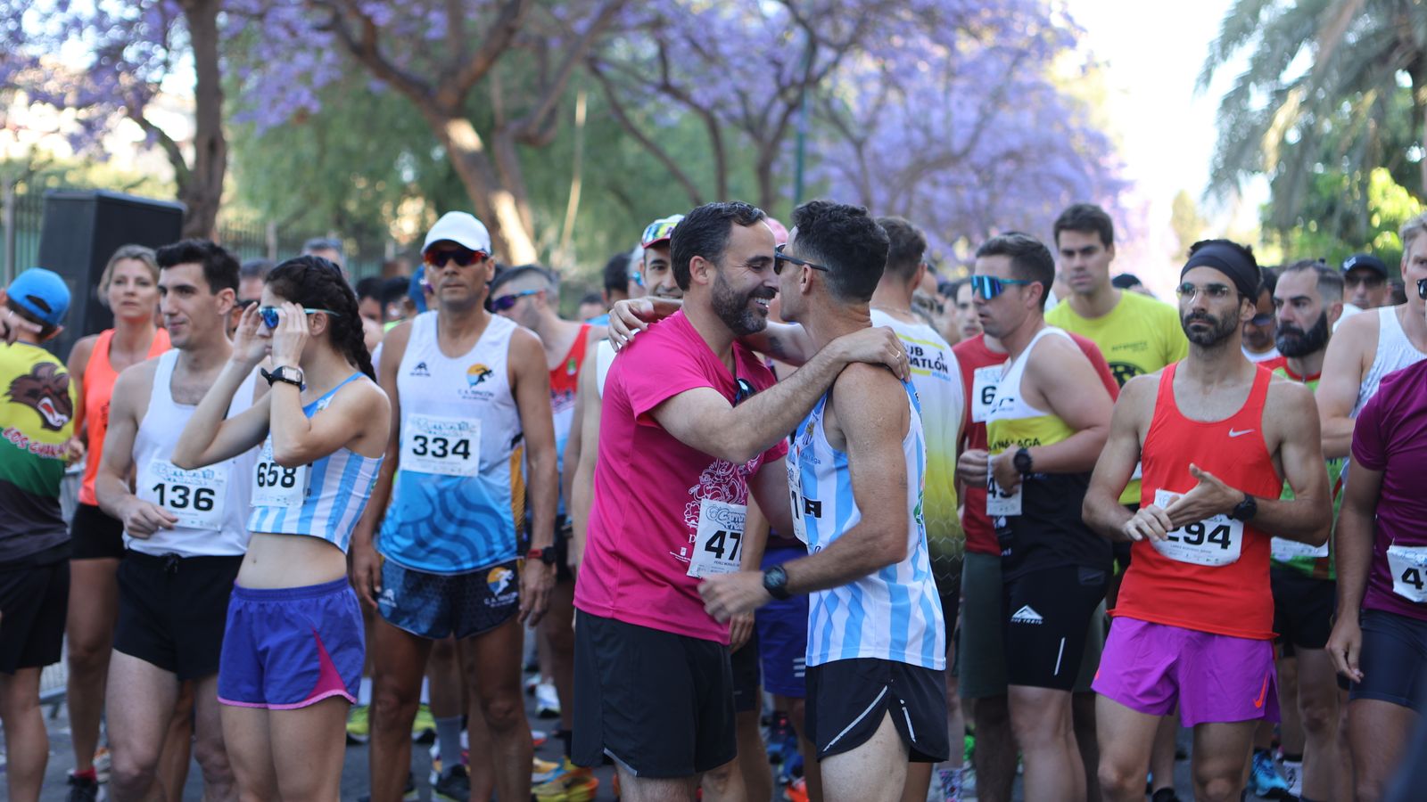 Dani Pérez, candidato socialista a la Alcaldía, saluda a Daniel Pérez, su entrenador y segundo más rápido de la carrera.