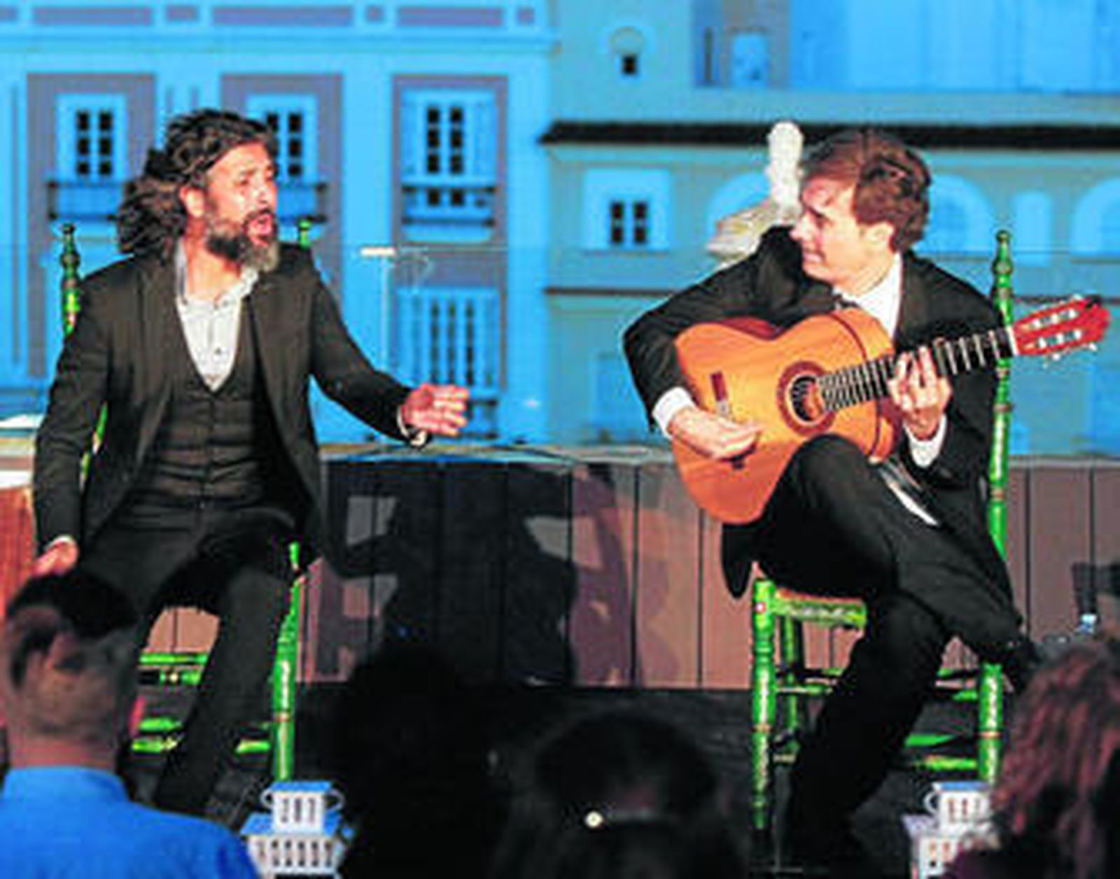 El cantaor Francisco José Arcángel y el guitarrista Salvador Gutiérrez, en la azotea de la Casa Pemán.