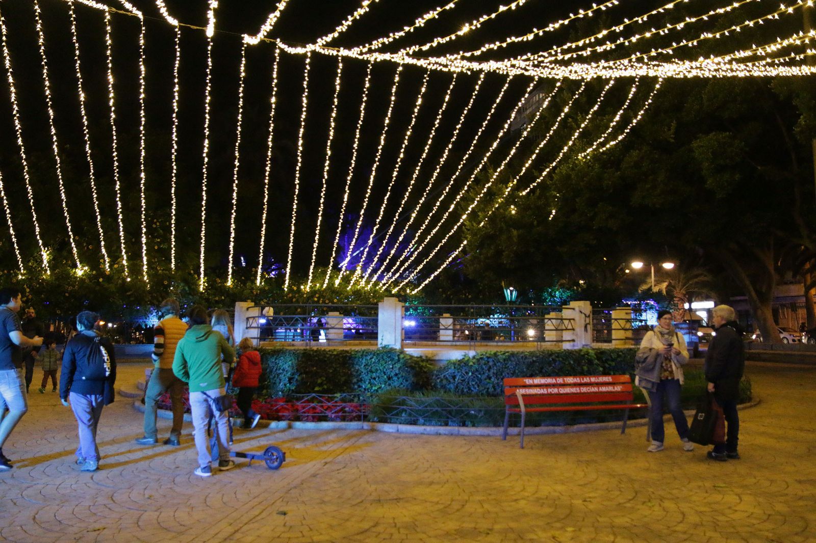 Así brilla el parque Nicolás Salmerón con el espectáculo 'Posidonia'
