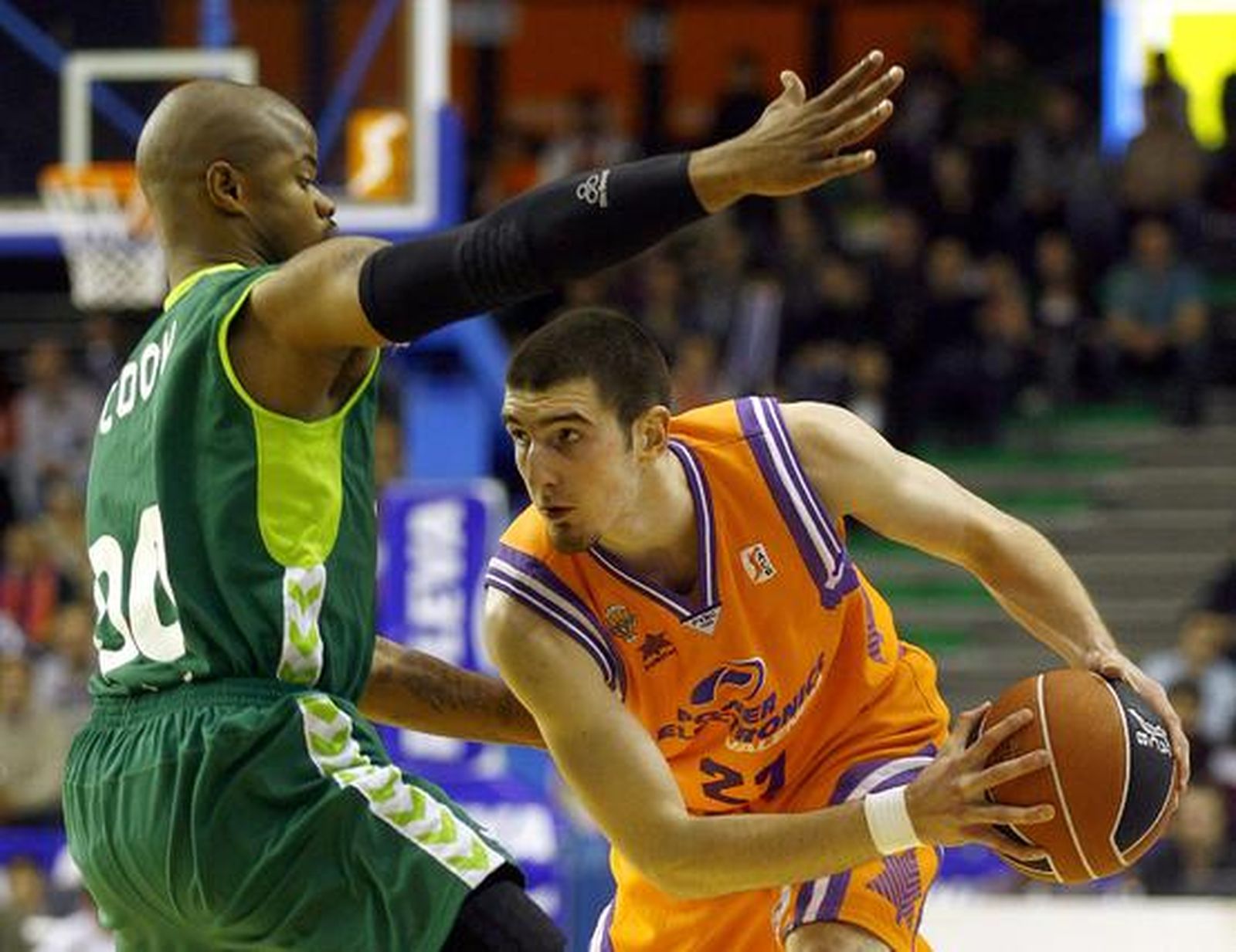 El Unicaja cae ante el Valencia lastrado por una mala primera parte. / LOF