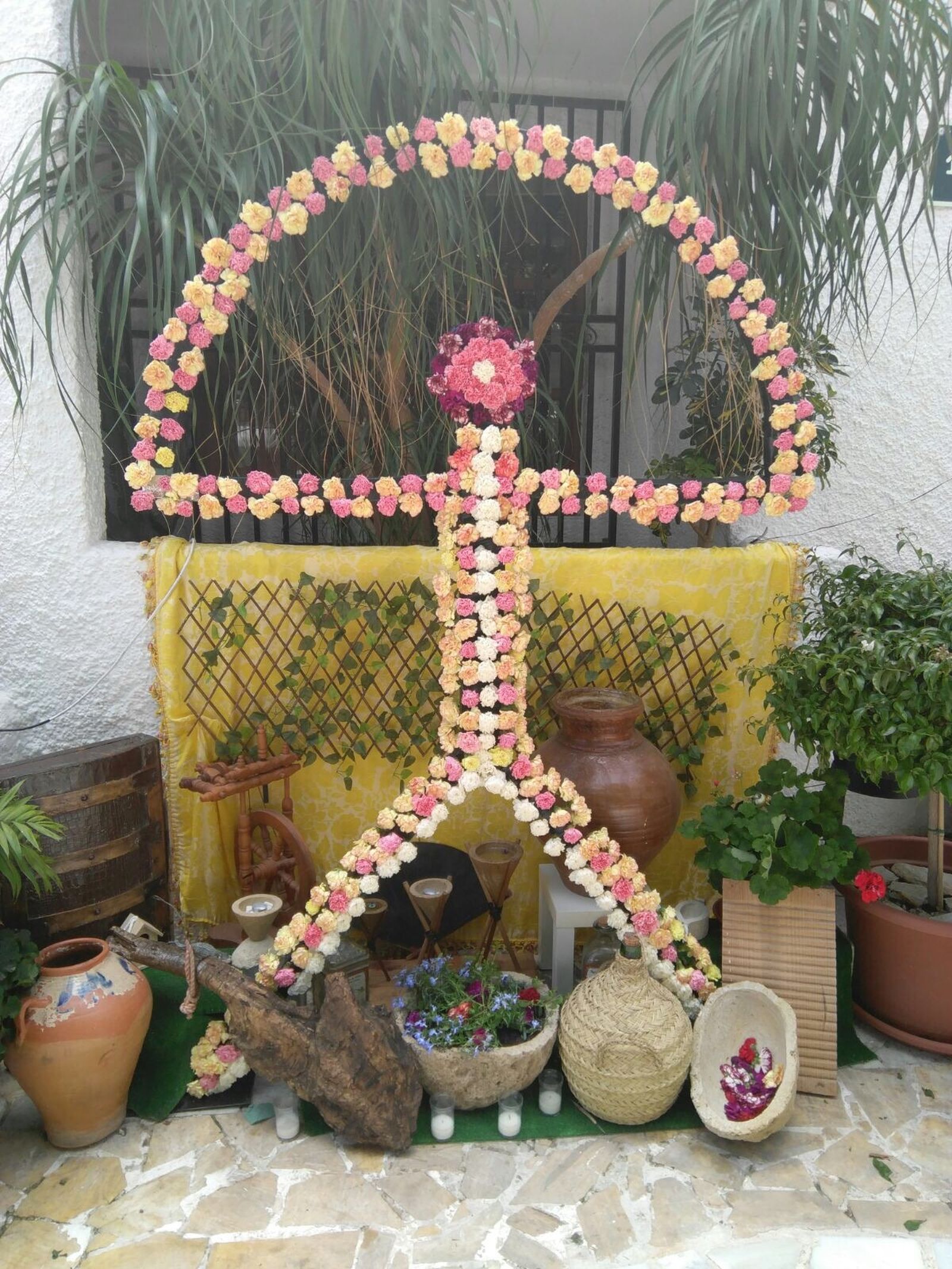 Uno de los indalos de flores