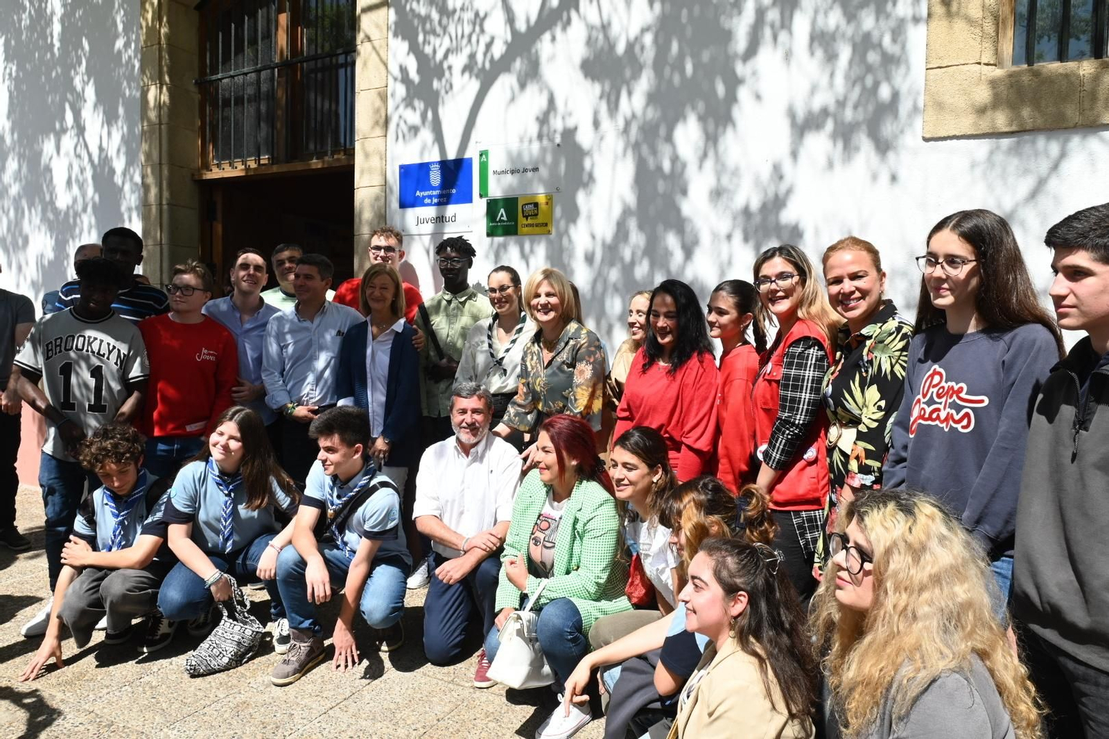 María José García-Pelayo y Alfonso Candón descubren las placas de ‘Municipio Joven’ y ‘Centro Gestor de Carné Joven Europeo’ en la Sala Paúl.