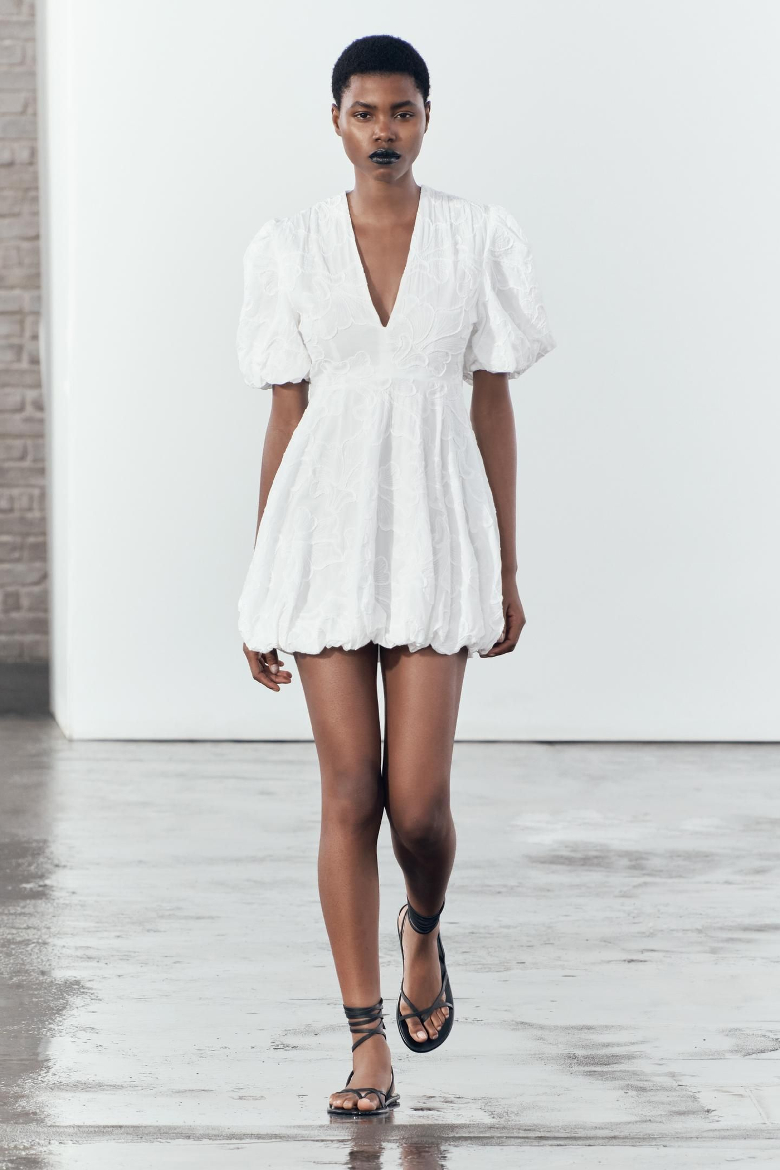 Vestido con bordados de Zara. Vestido con bordados de Zara.