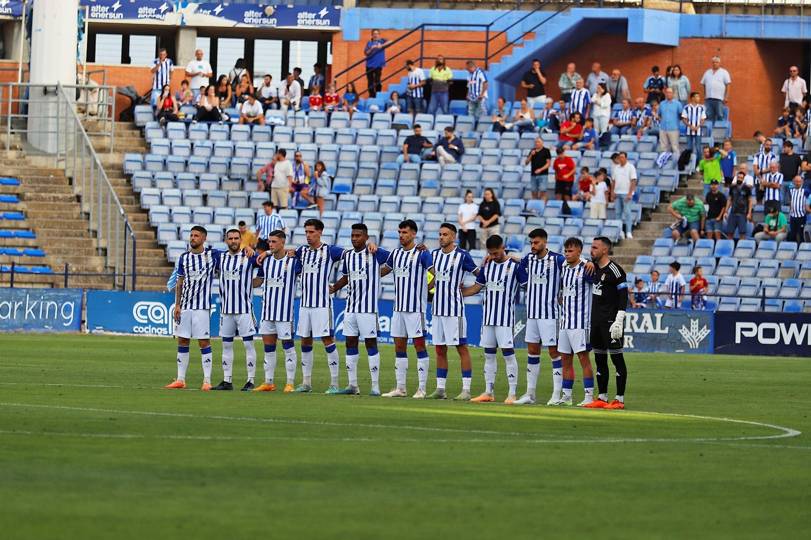 Los jugadores del Recre durante un minuto de silencio en el Nuevo Colombino.