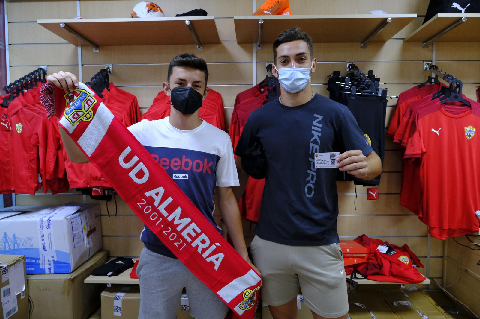 Dos abonados que acudieron el primer día a retirar su carnet