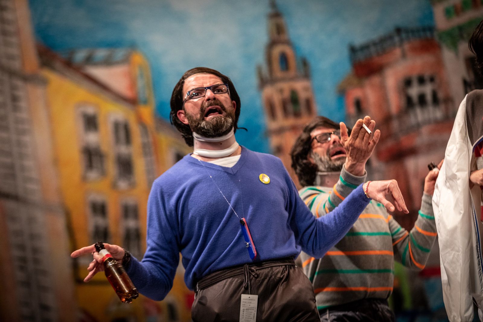 La chirigota 'Los busca pagas' sobre el escenario del teatro Falla