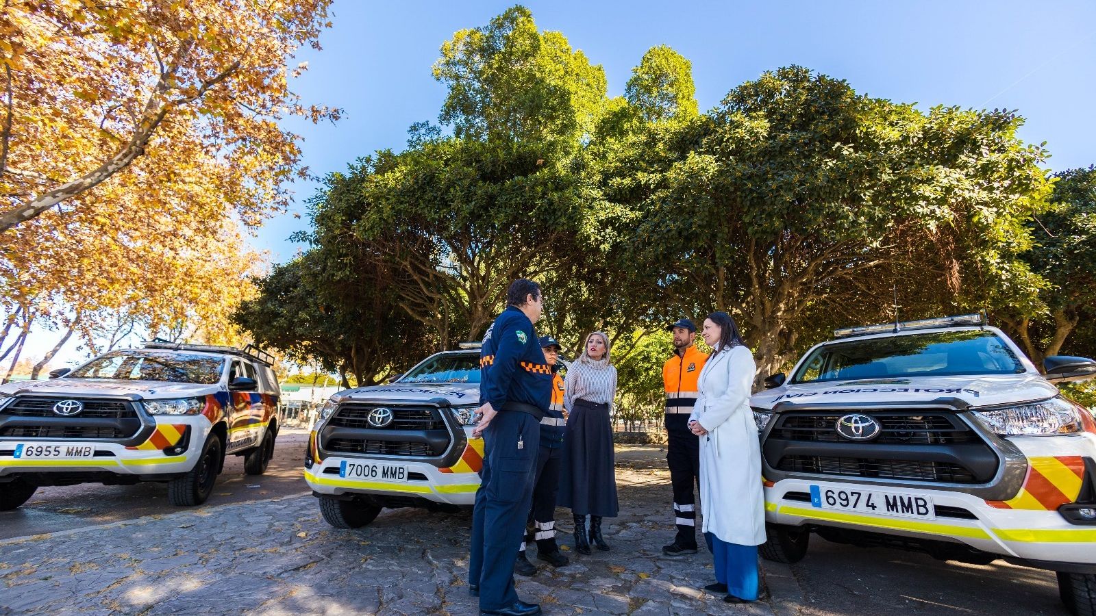 Cavada y la concejala María josé Foncubierta, ante los nuevos vehículos de Protección Civil con los que cuenta el servicio en San Fernando.
