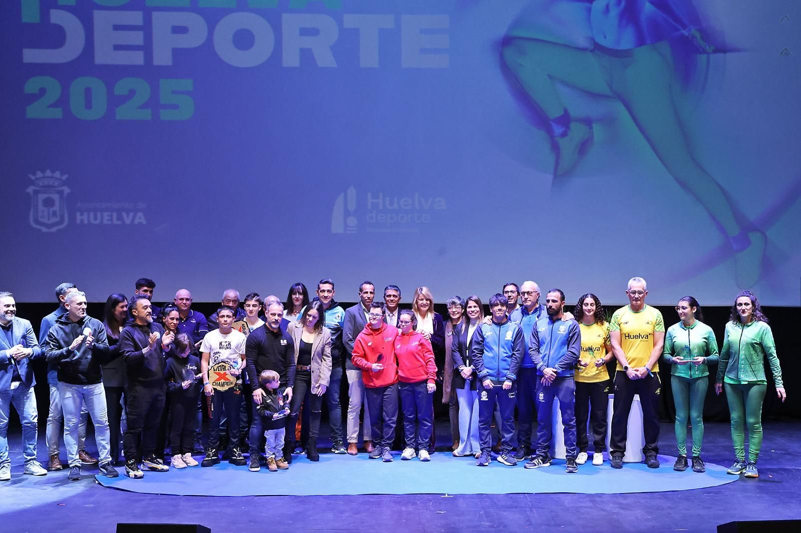 Foto de familia de los galardonados.