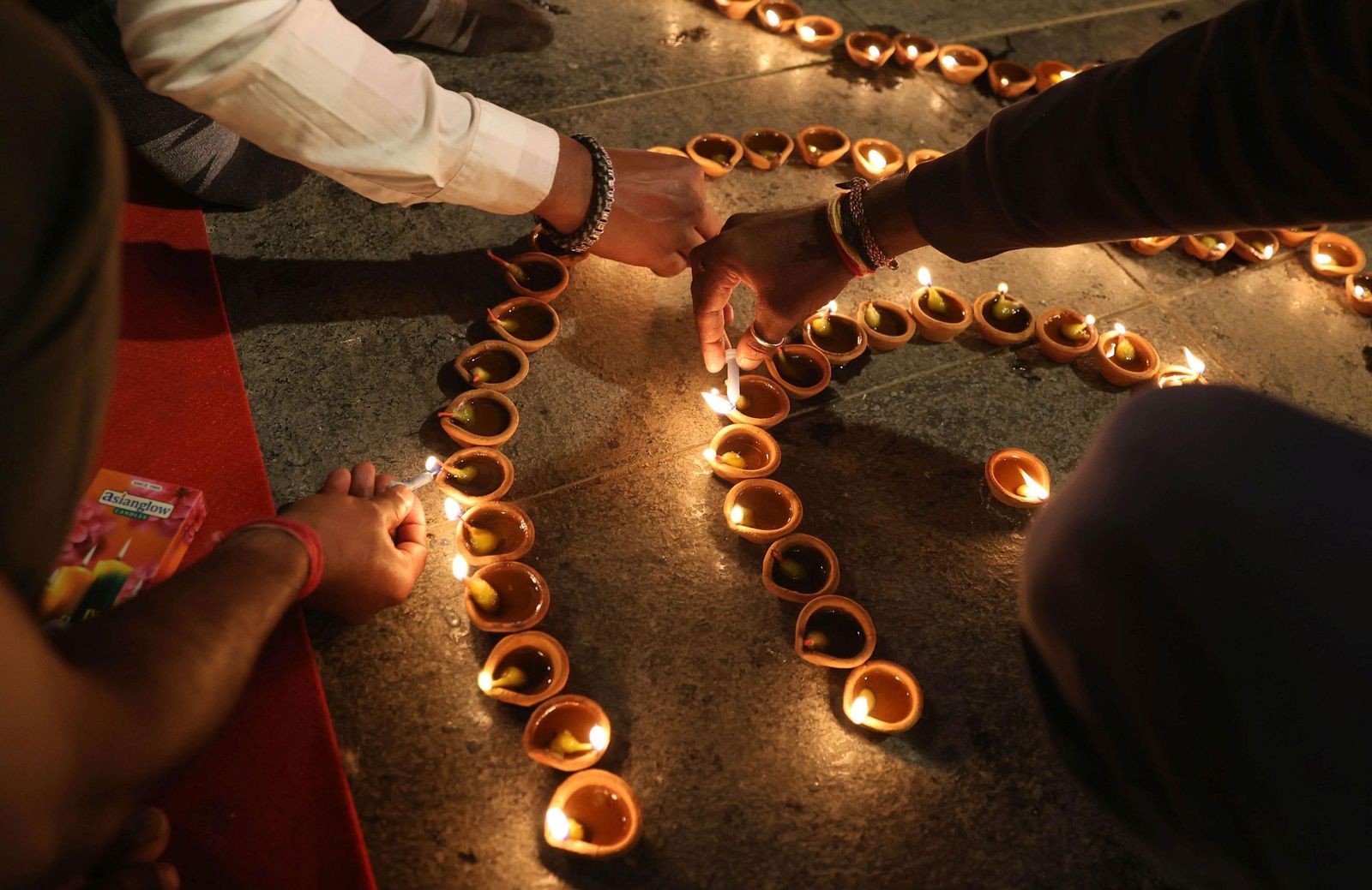 Las preciosas imágenes de la celebración del Diwali en India: un festival de luz y color