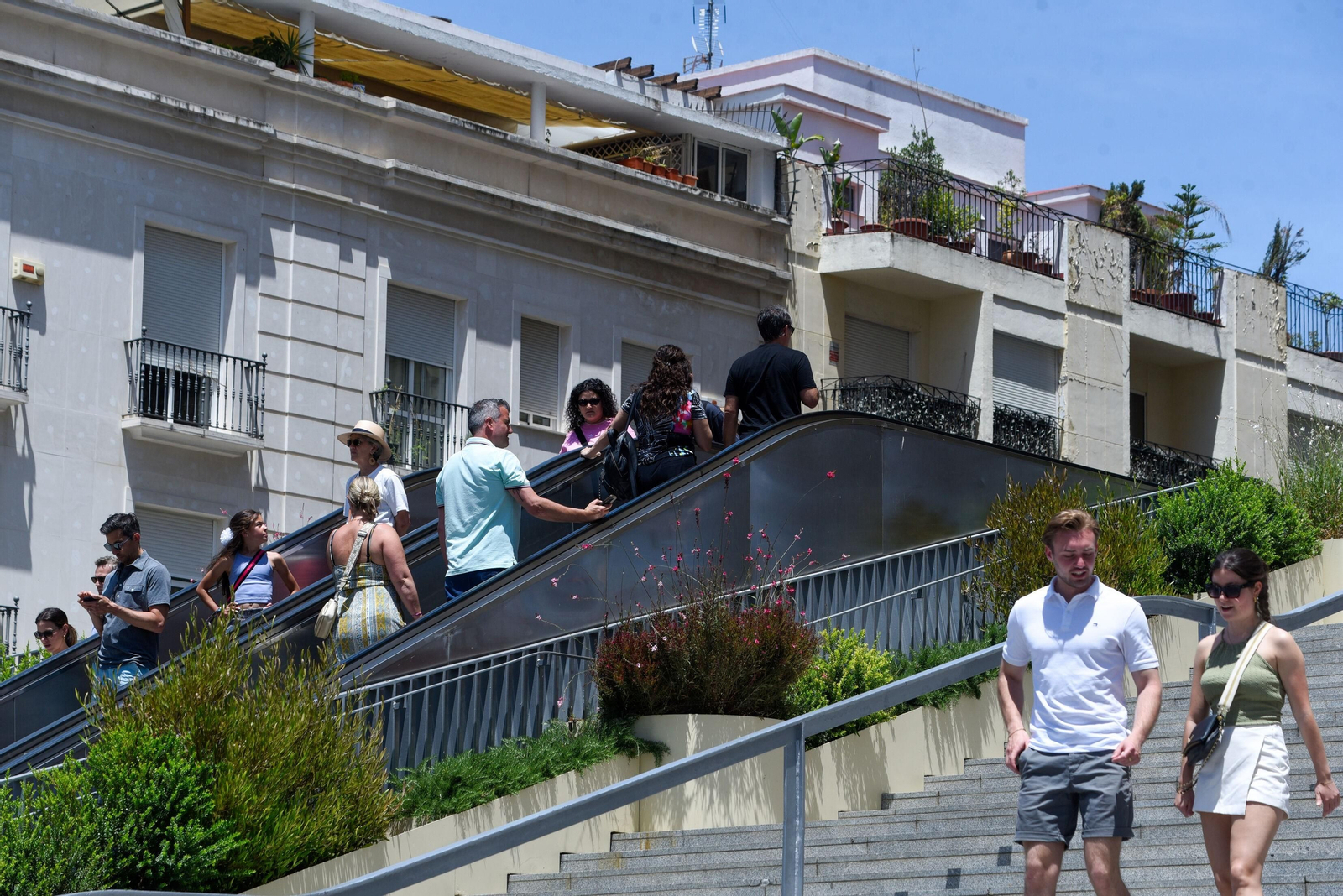 Varios turistas en la Plaza de la Encarnación.