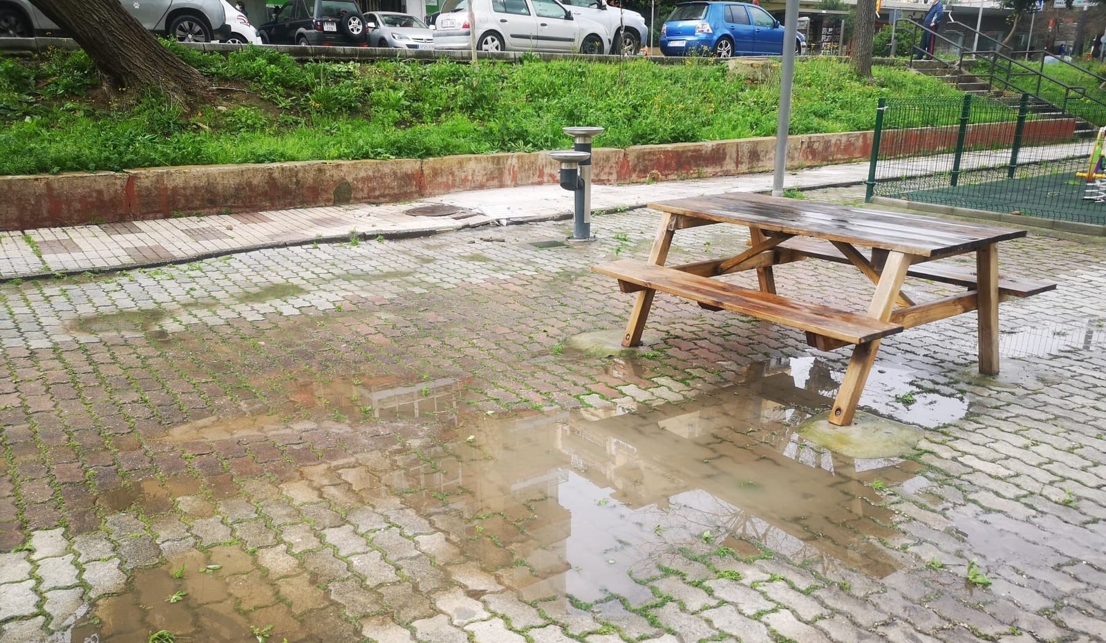 Zona encharcada en la Plaza Grecia.