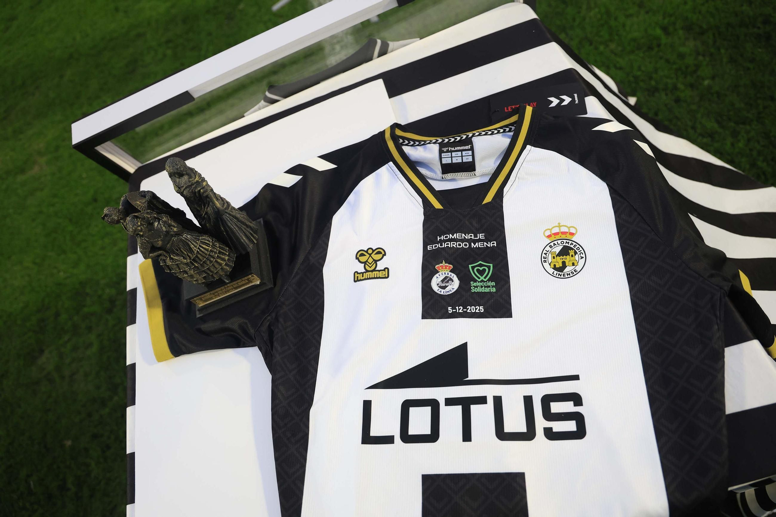 Las fotos del homenaje al ex jugador de la Balona Edu Mena en La Línea