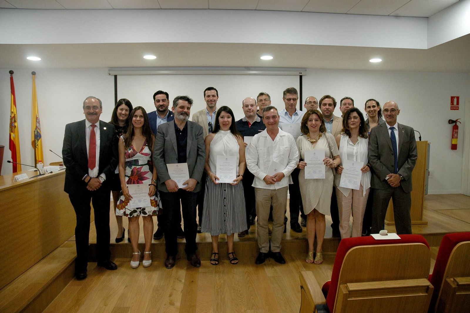 El grupo de premiados en esta edición, junto al rector, Eduardo González Mazo.