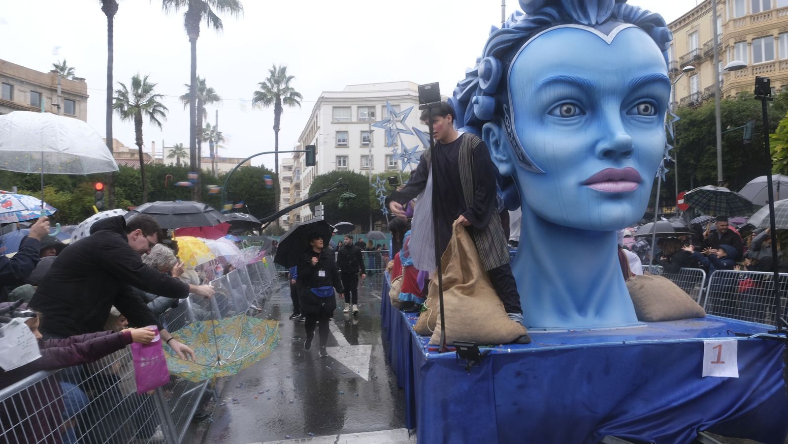 Fotografías de la cabalgata de los Reyes Magos pasada por agua en Almería