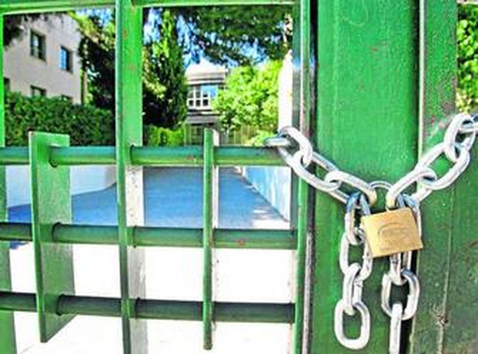 Aspecto que ofrecía ayer por la tarde la entrada a la Escuela de Relaciones Laborales, Trabajo Social y Turismo.