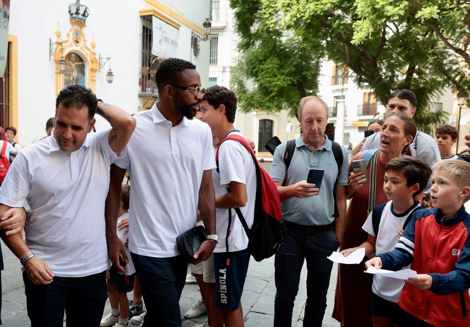 La visita del Betis a la Hermandad de El Museo, en imágenes