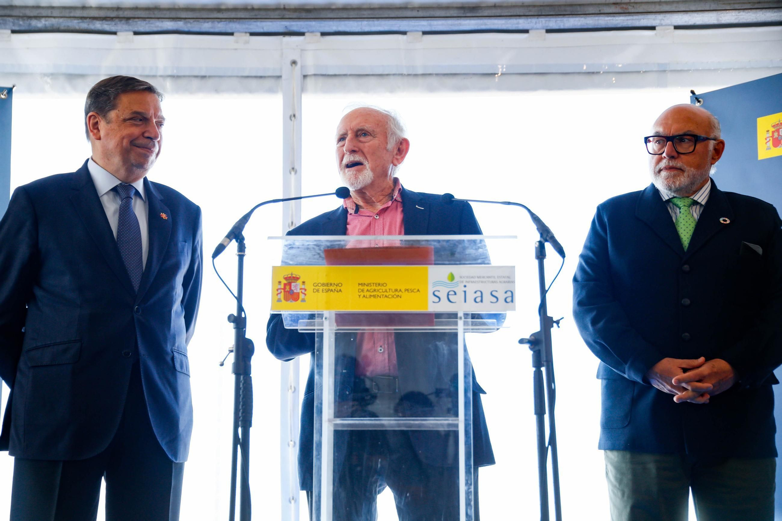 El ministro de Agricultura, Pesca y Alimentación, Luis Planas visita una de las balsas de la CUNC, en imágenes