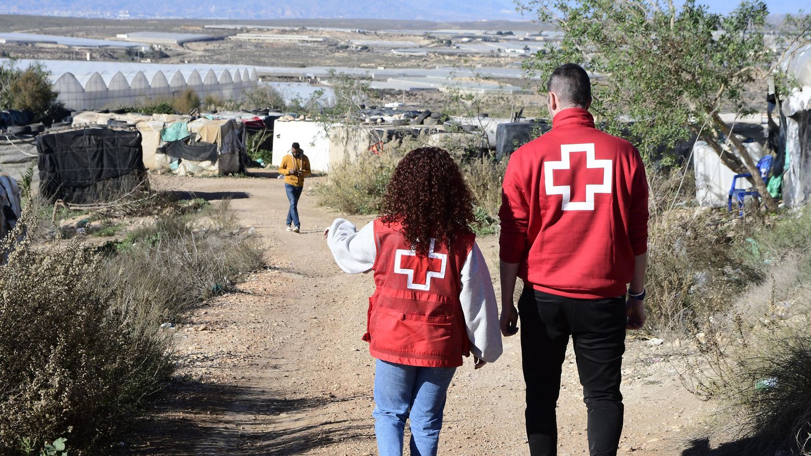Voluntarios de Cruz Roja buscan a los residentes de un asentamiento.