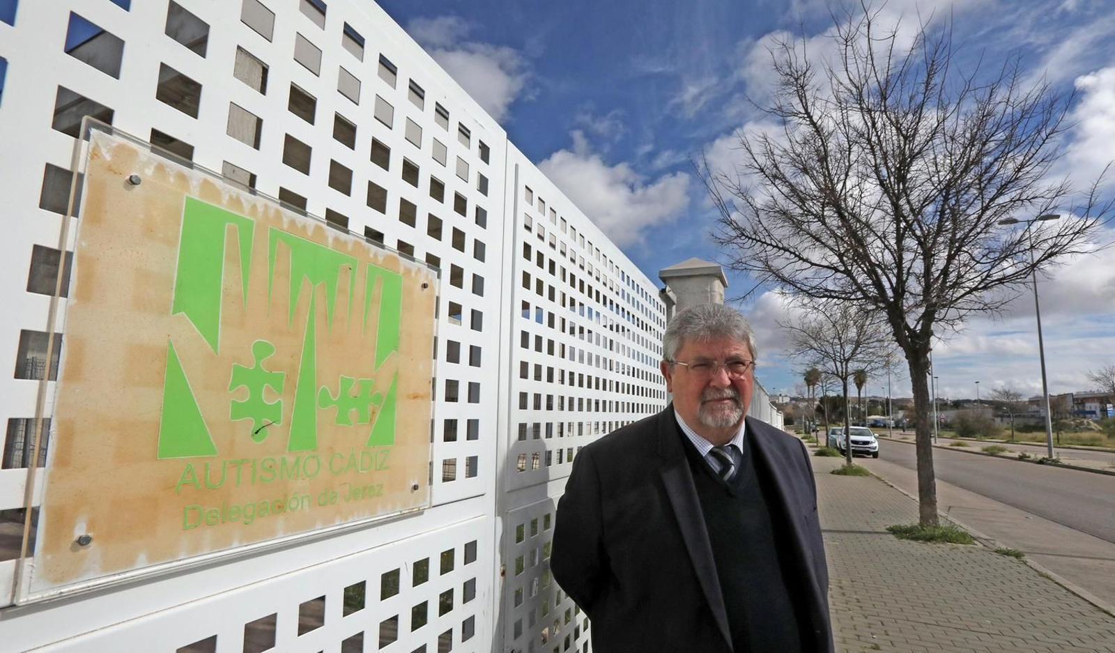 José Sabido, presidente de la asociación provincial Autismo Cádiz, frente al Centro de Día Jacaranda en Jerez. José Sabido, presidente de la asociación provincial Autismo Cádiz, frente al Centro de Día Jacaranda en Jerez.