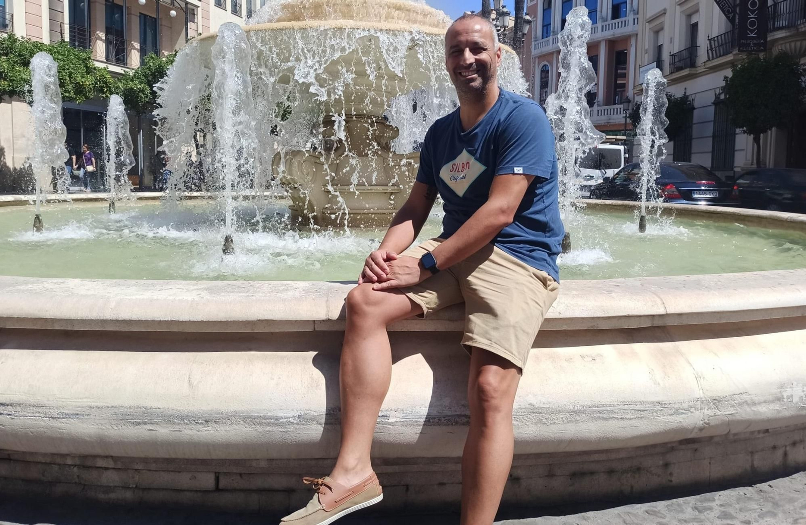 Antonio Vadillo, en la fuente de la Rotonda de los Casinos.