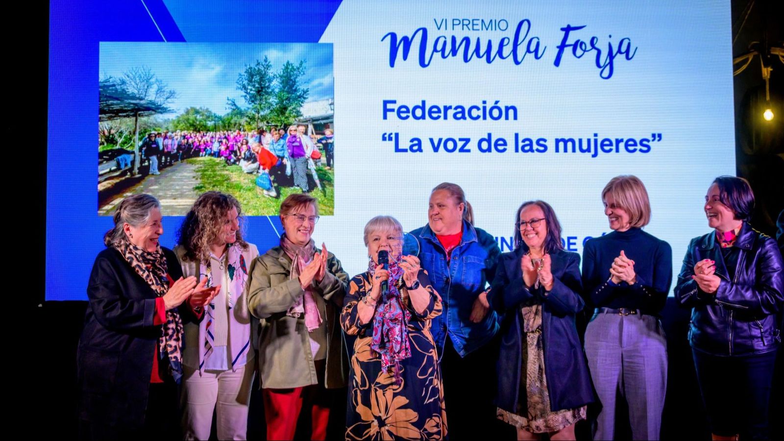 Entrega del premio a Josefina Gallardo, Fina, y a la Federación La Voz de las Mujeres.