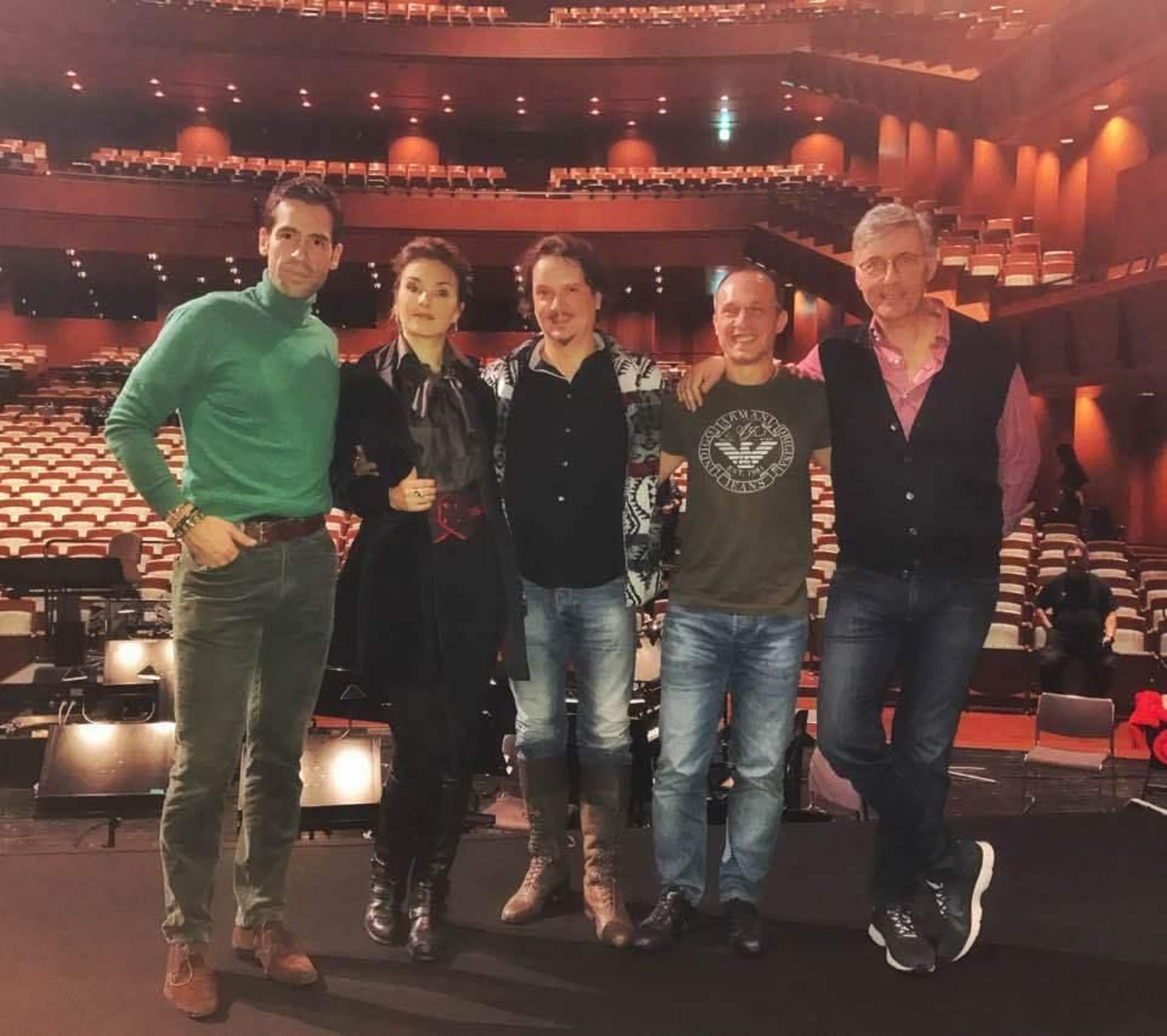 Ismael Jordi (i) posa con parte del elenco de 'Lucia' durante los ensayos en el New National Theatre de Tokio.