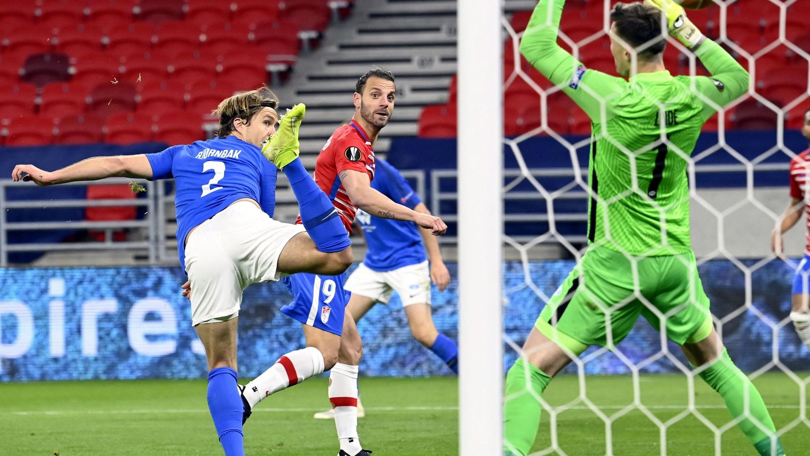 Linde no puede detener el remate de cabeza de Soldado a centro de Yangel Herrera.