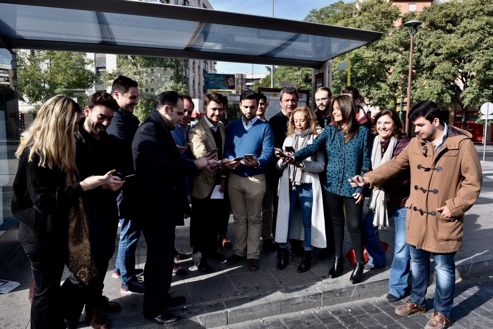Beltrán Pérez sostiene un móvil en una parada.