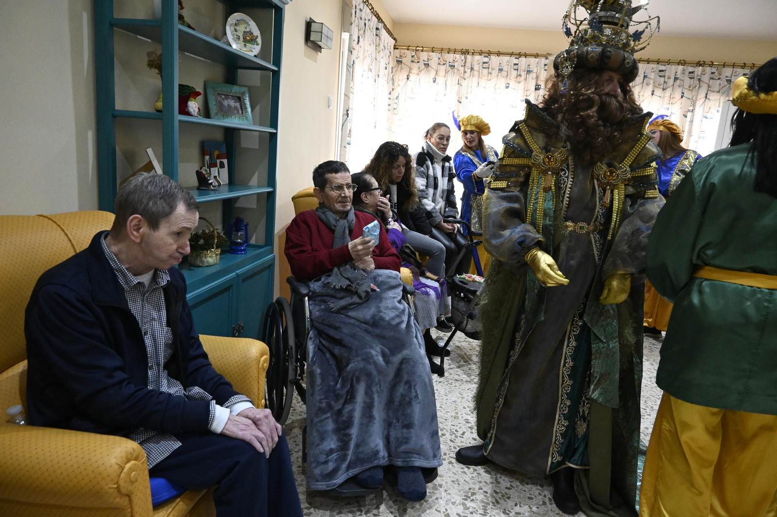 Visita de los Reyes Magos a los ancianos de los asilos de Huelva, en imágenes
