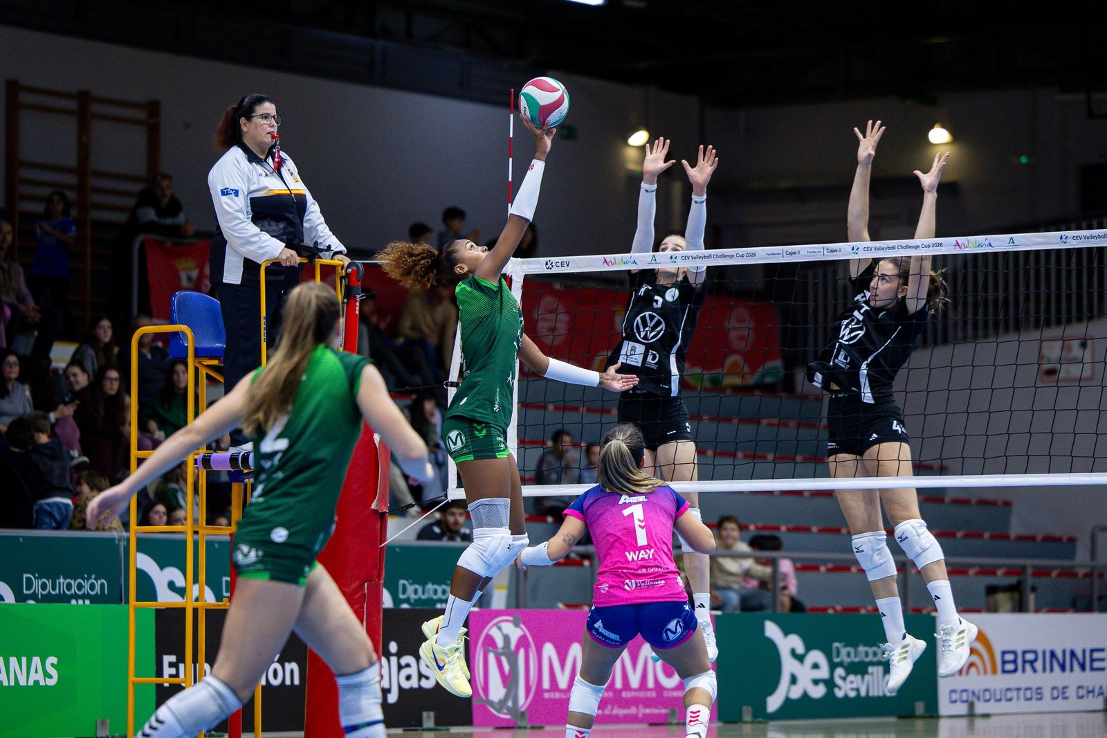 Maguilaura Frías intenta superar el bloqueo del Heidelberg en un partido de esta temporada.