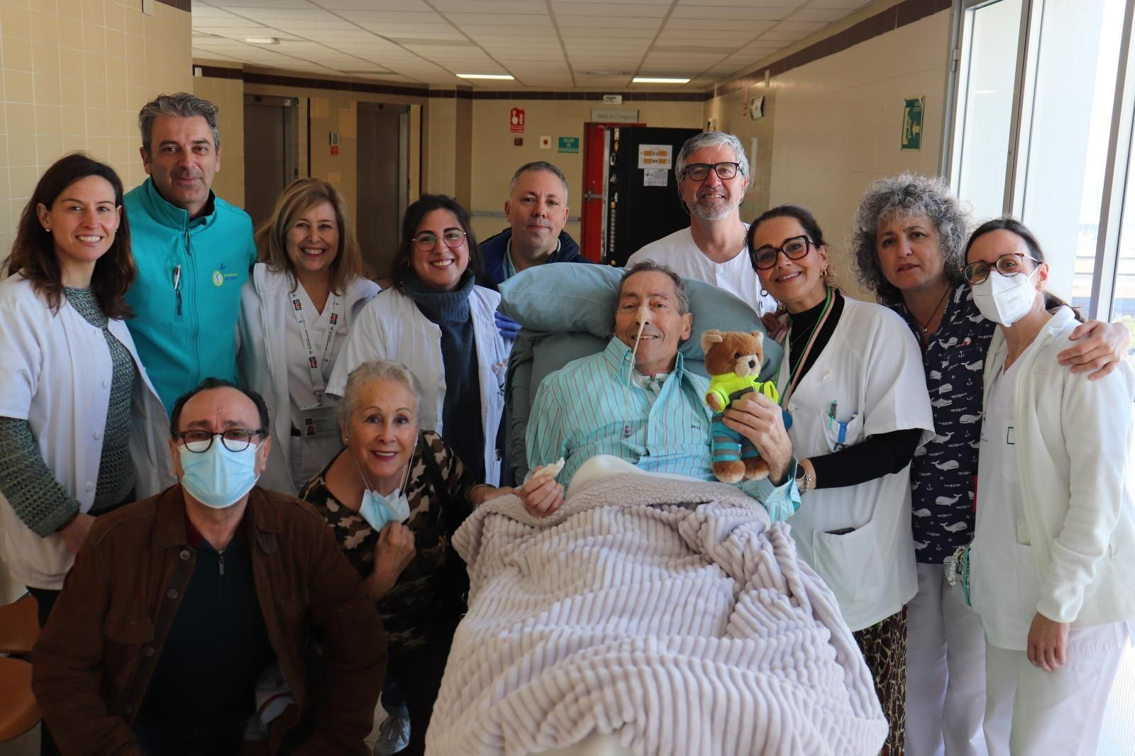 José Luis, con familiares y equipo médico del Hospital de Jerez.
