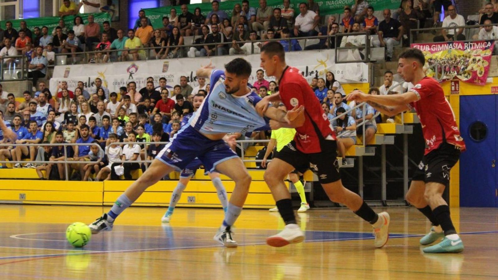 El pivot almeriense aguanta el esférico con dos defensas encima.