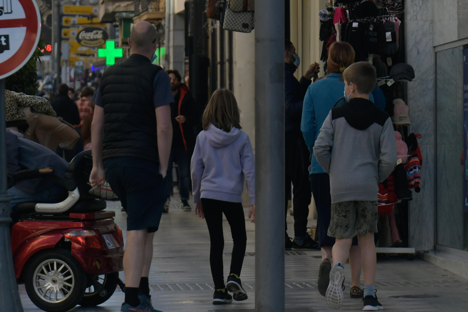 Viandantes por una calle de Granada.