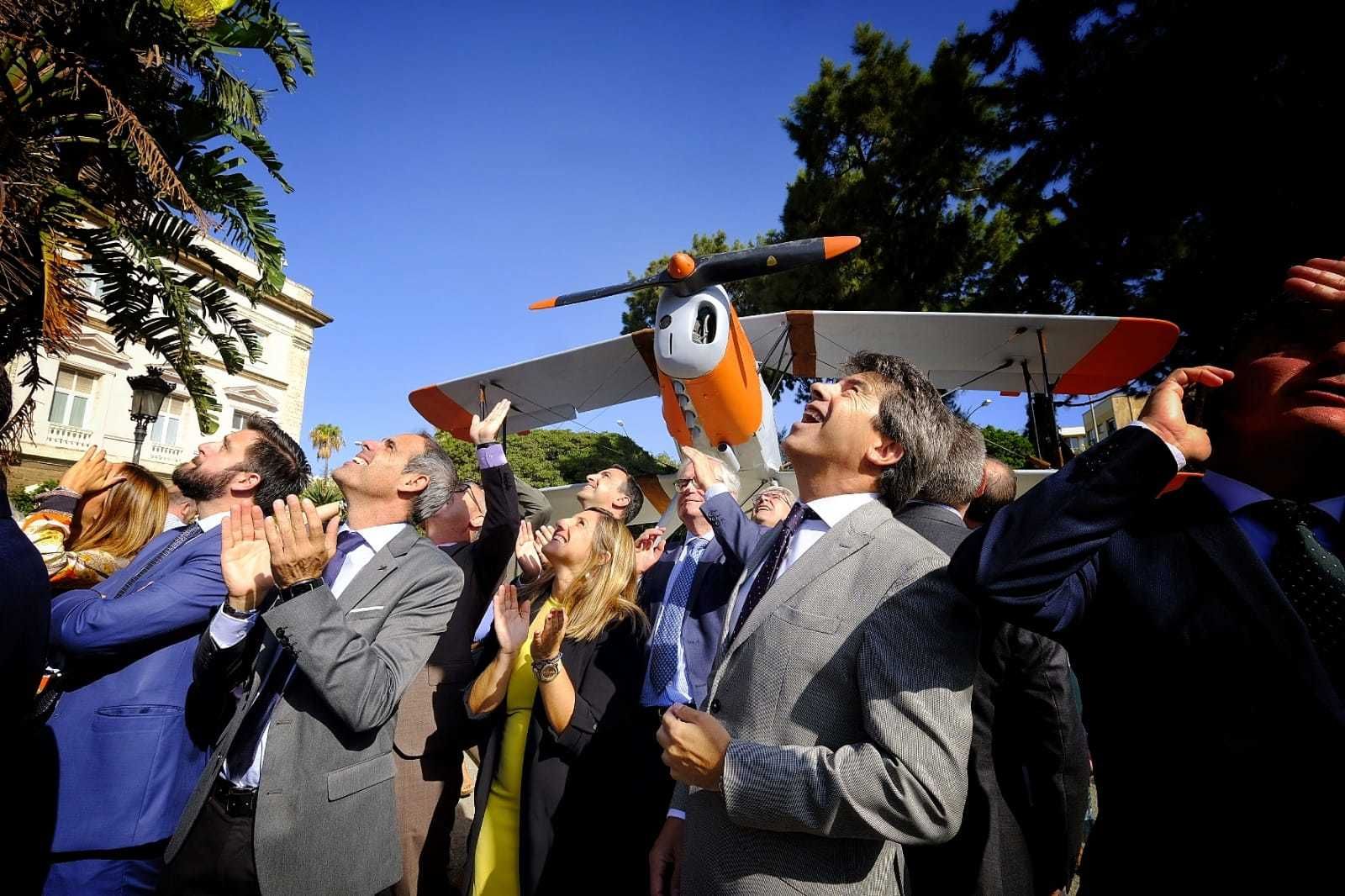 Autoridades y directivos de Airbus observan el paso de aviones desde la plaza de España.