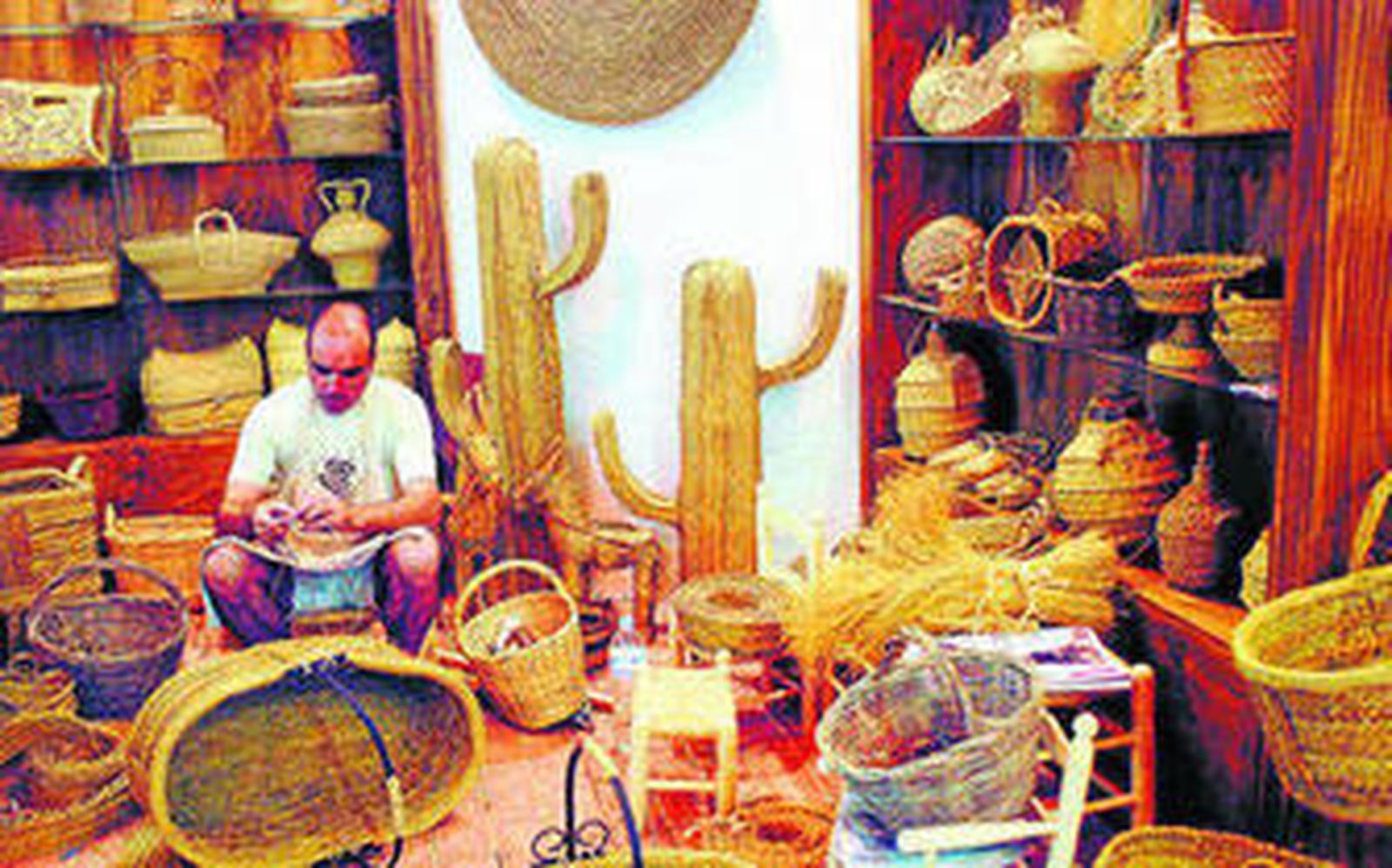 Un artesano trabaja en la elaboración de una canasta.