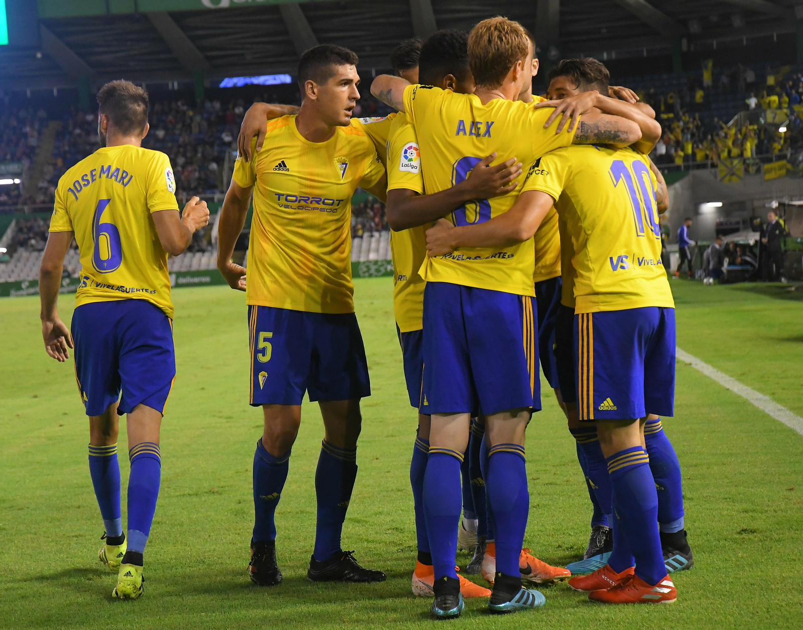 Los jugadores del Cádiz celebran un de los goles en El Sardinero.