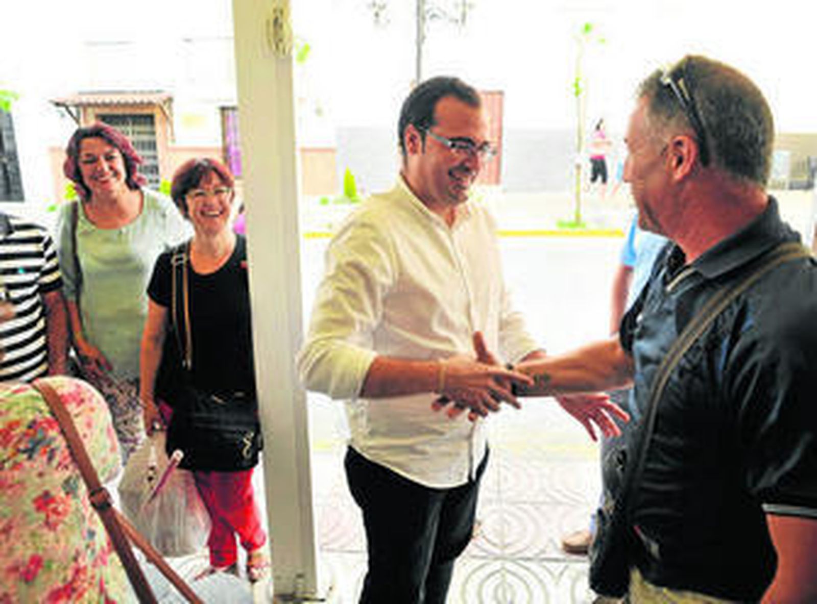 El alcalde, recibiendo un saludo de uno de los vecinos de la localidad.