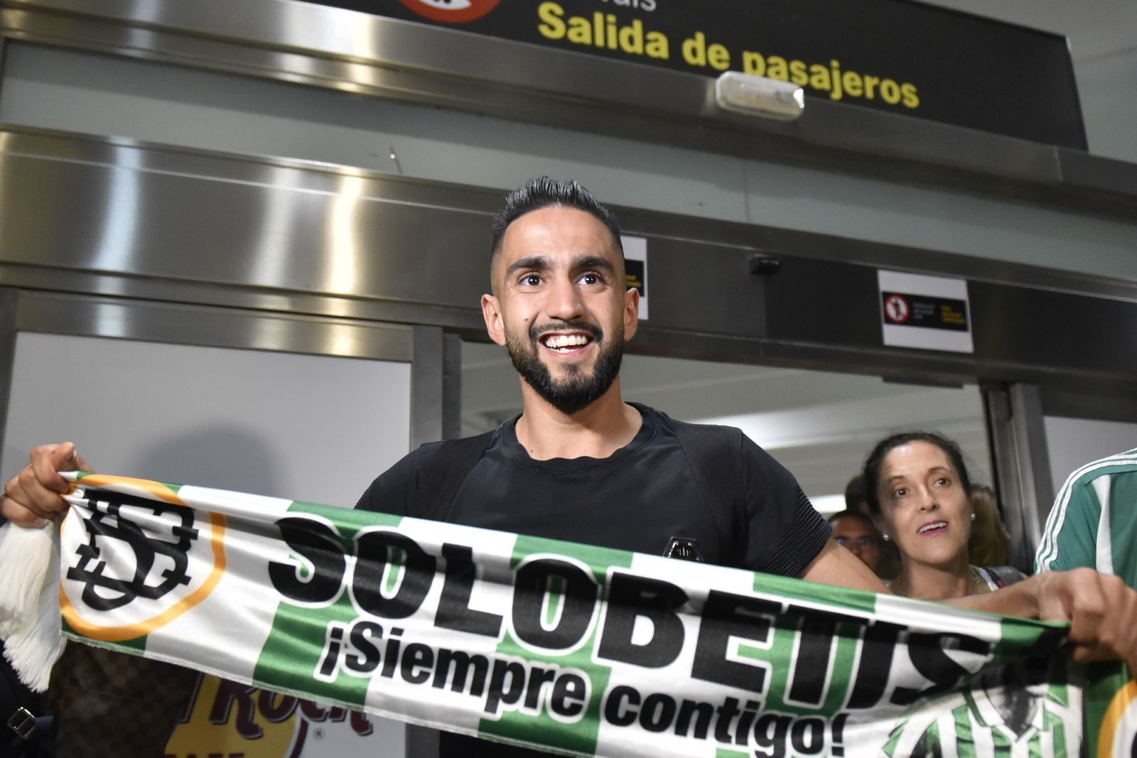 Ryad Boudebouz, anoche a su llegada al aeropuerto de San Pablo.