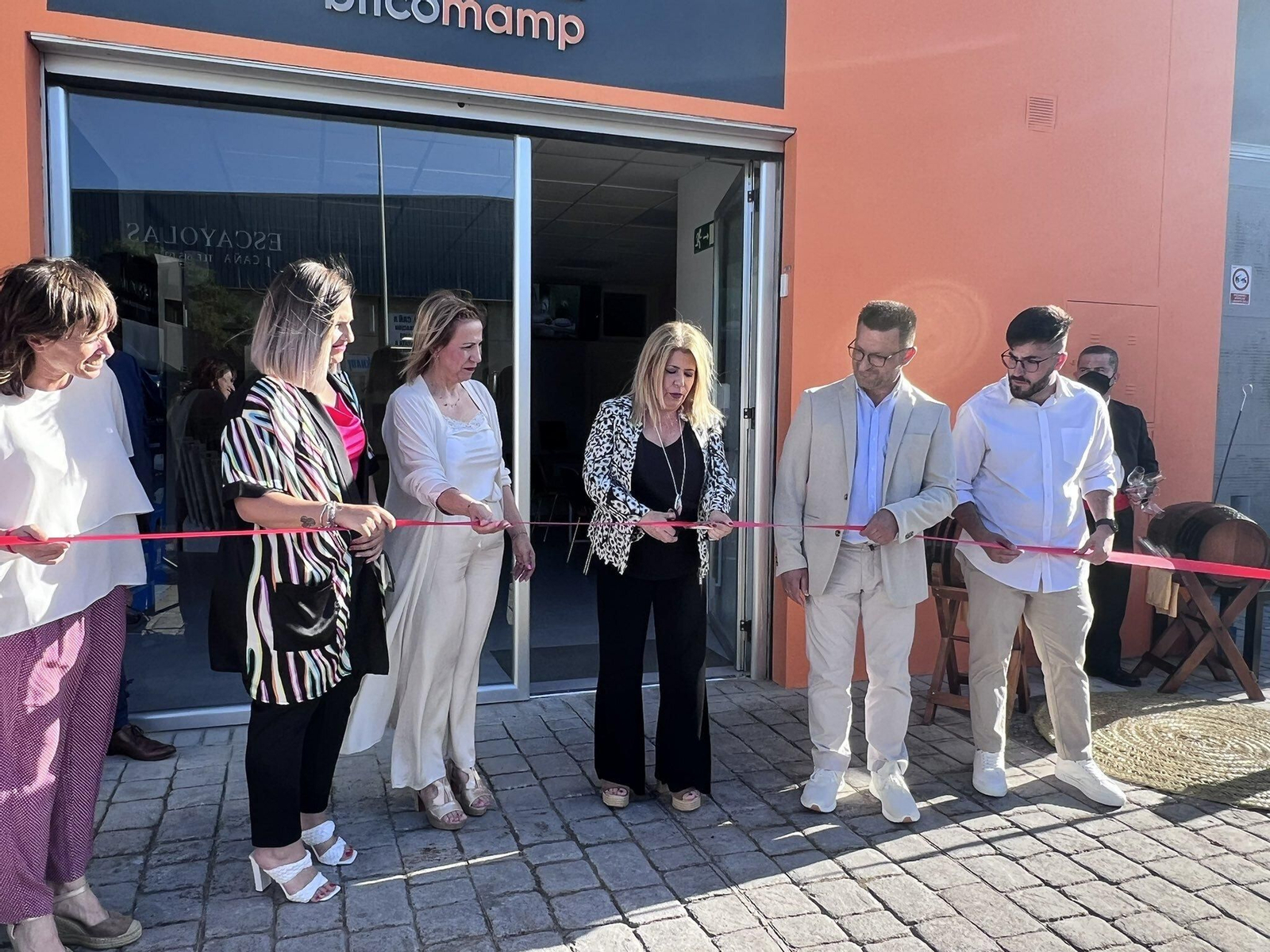 Mamen Sánchez, junto a Jesús Pinteño en la inauguración de Bricomamp.