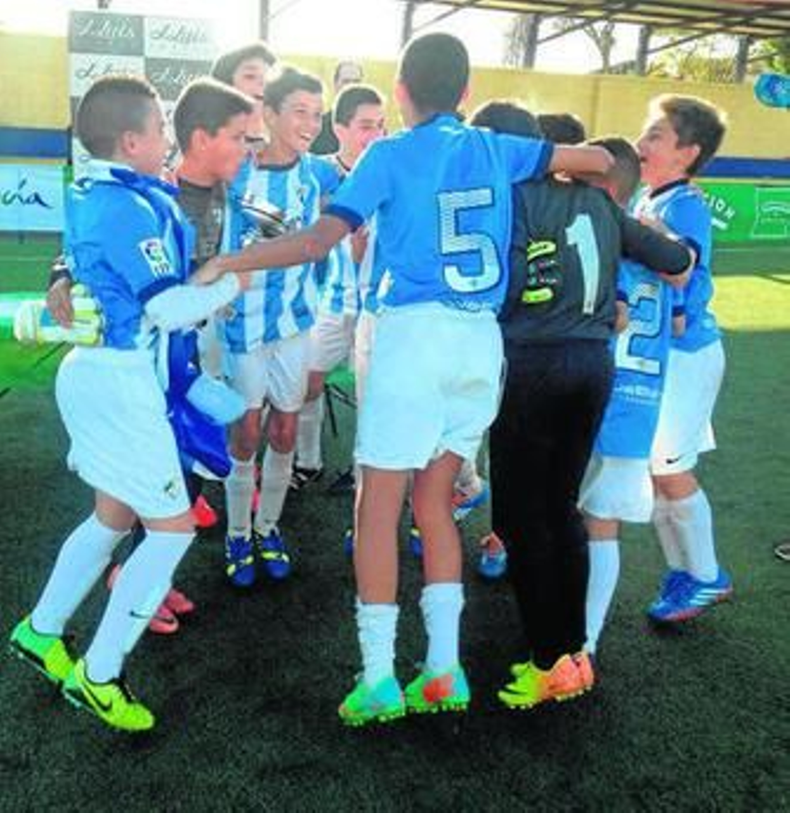 Los jugadores del Málaga alevín celebran su victoria sobre el Sevilla en la final.